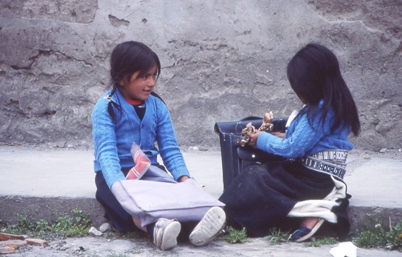 Two shy Otavalo schoolgirls, foto 3 of 3
