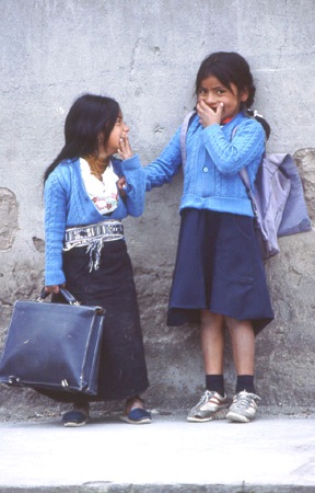 Otavalo 2 Schoolgirls, foto 1 of 3